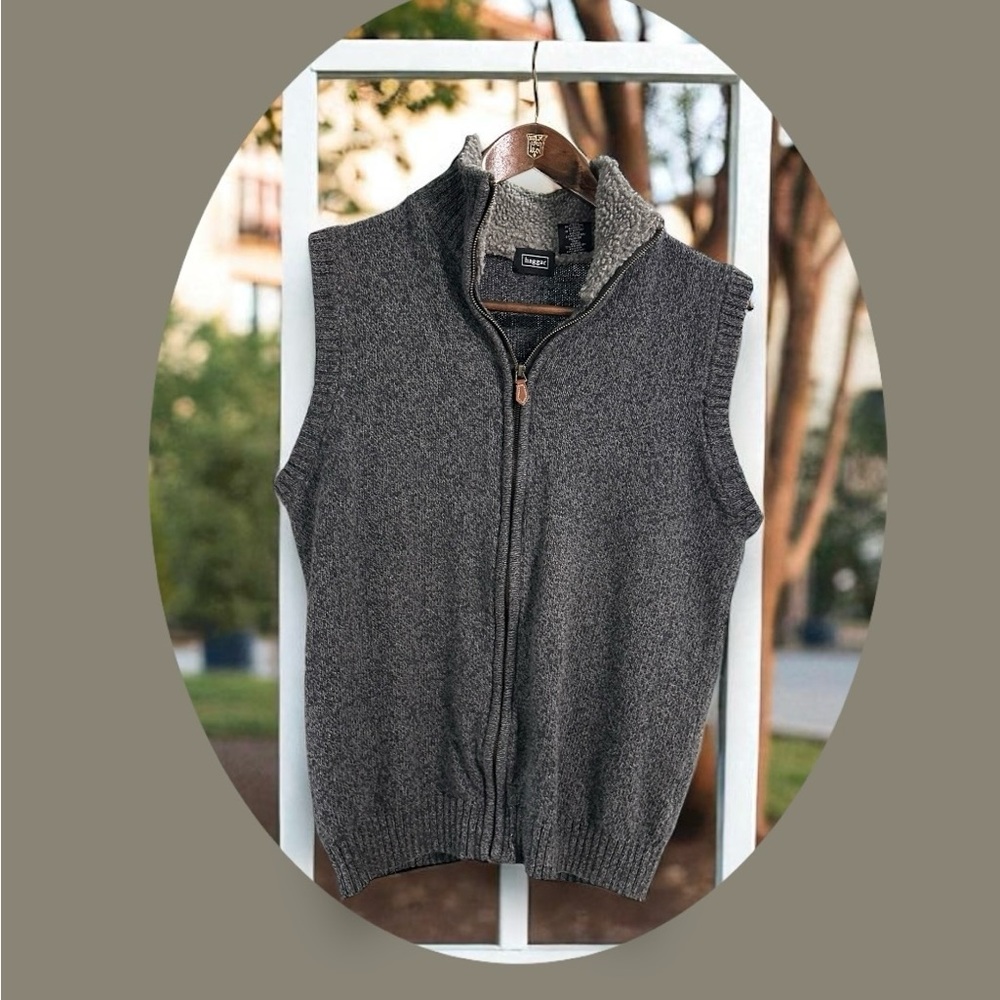 Haggar Cotton Blend Full Zip Vest.
Gray. Size: medium